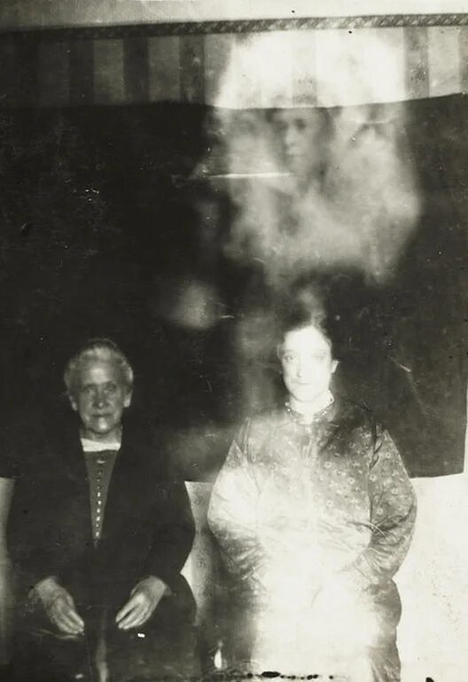 Приведения на фотографиях. Потусторонний мир реальные. Тайна снимка работниц 1900. Потусторонний мир реальные. Потусторонний мир реальные.