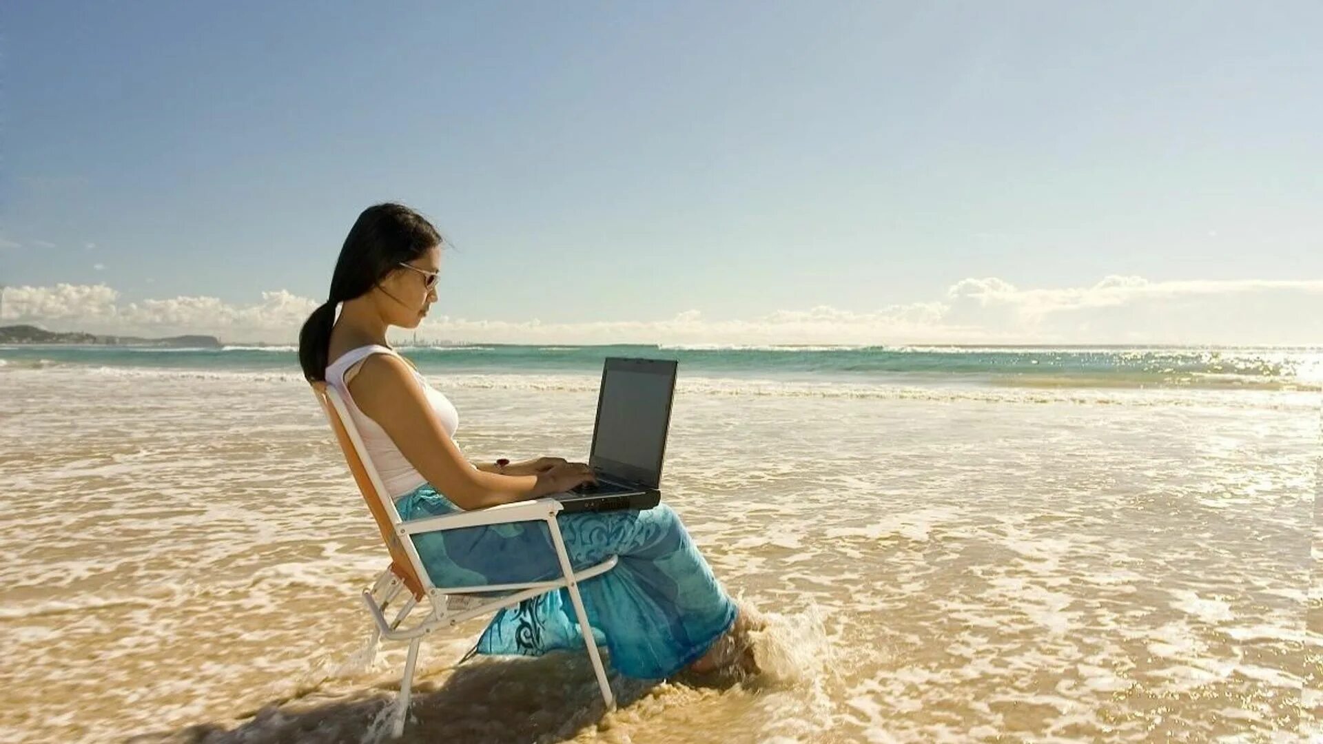 отдыхающий на море. бизнесмен на море. лето отпуск. подработка в отпуске. фрилансер на пляже.