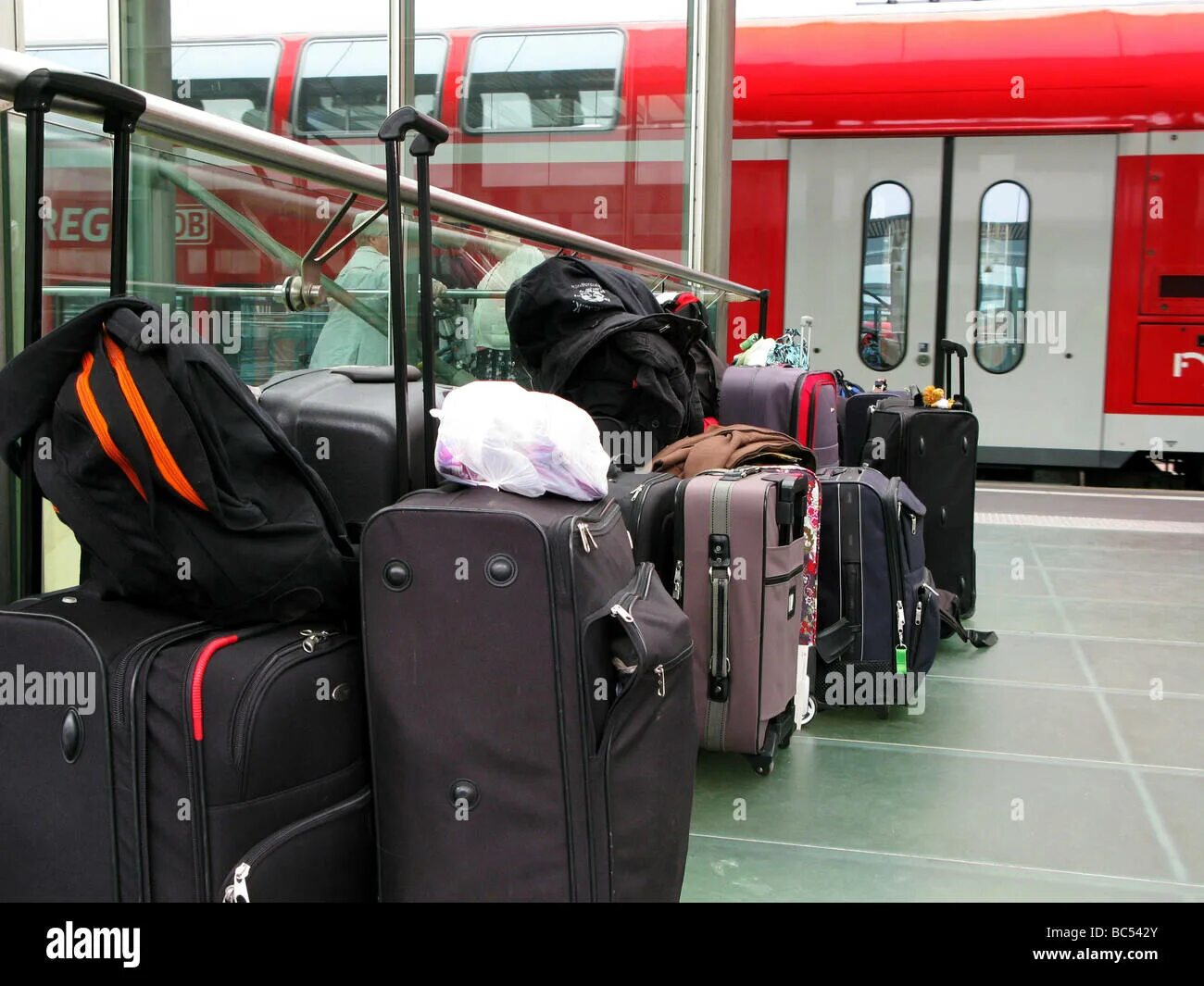 Багаж на вокзале. Пассажир с багажом. Перевозка пассажиров багажа и грузобагажа. Багаж на ЖД вокзале.