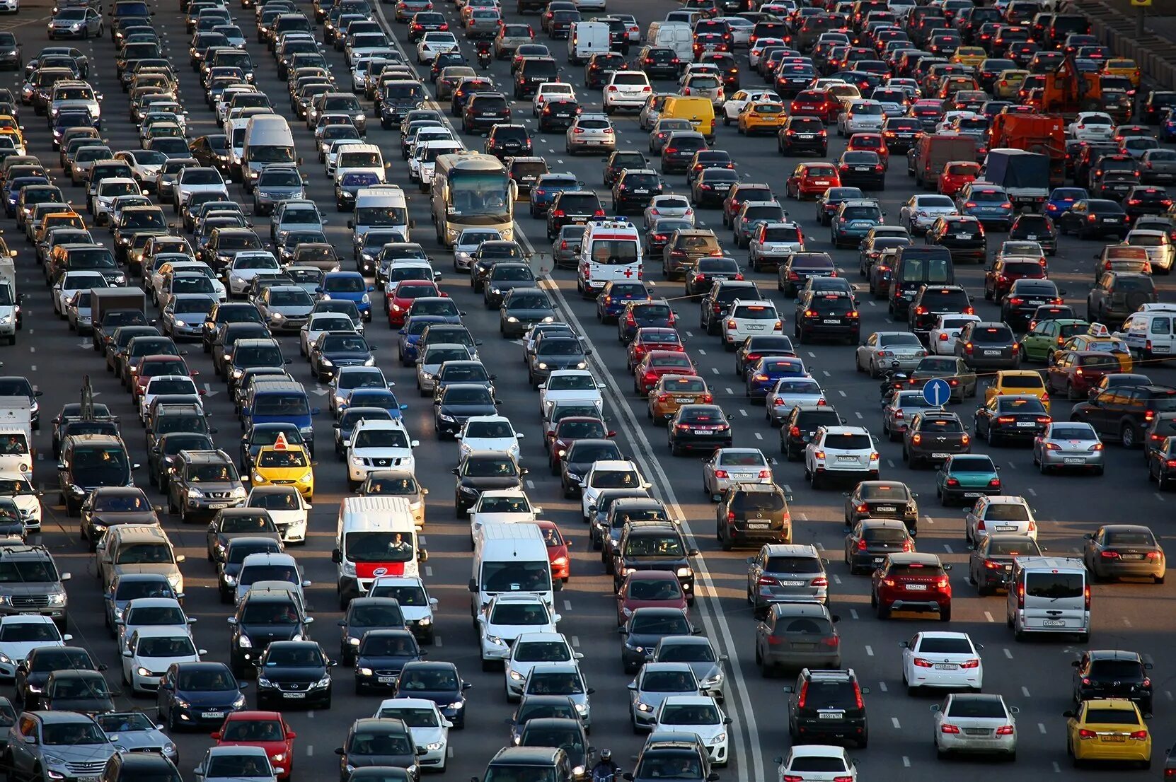 Трос сломался в машине. Приколы про автомобили. Машина на парковке. Много машин. Почему везде машины.