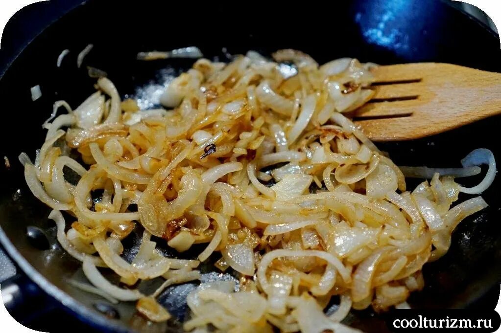 Фото рецепт кальмары жареные с луком. Жареные кальмары на сковороде с луком. Жареные кальмары на сковороде с луком. Закуска с кальмарами. Кальмары обжаренные с луком.