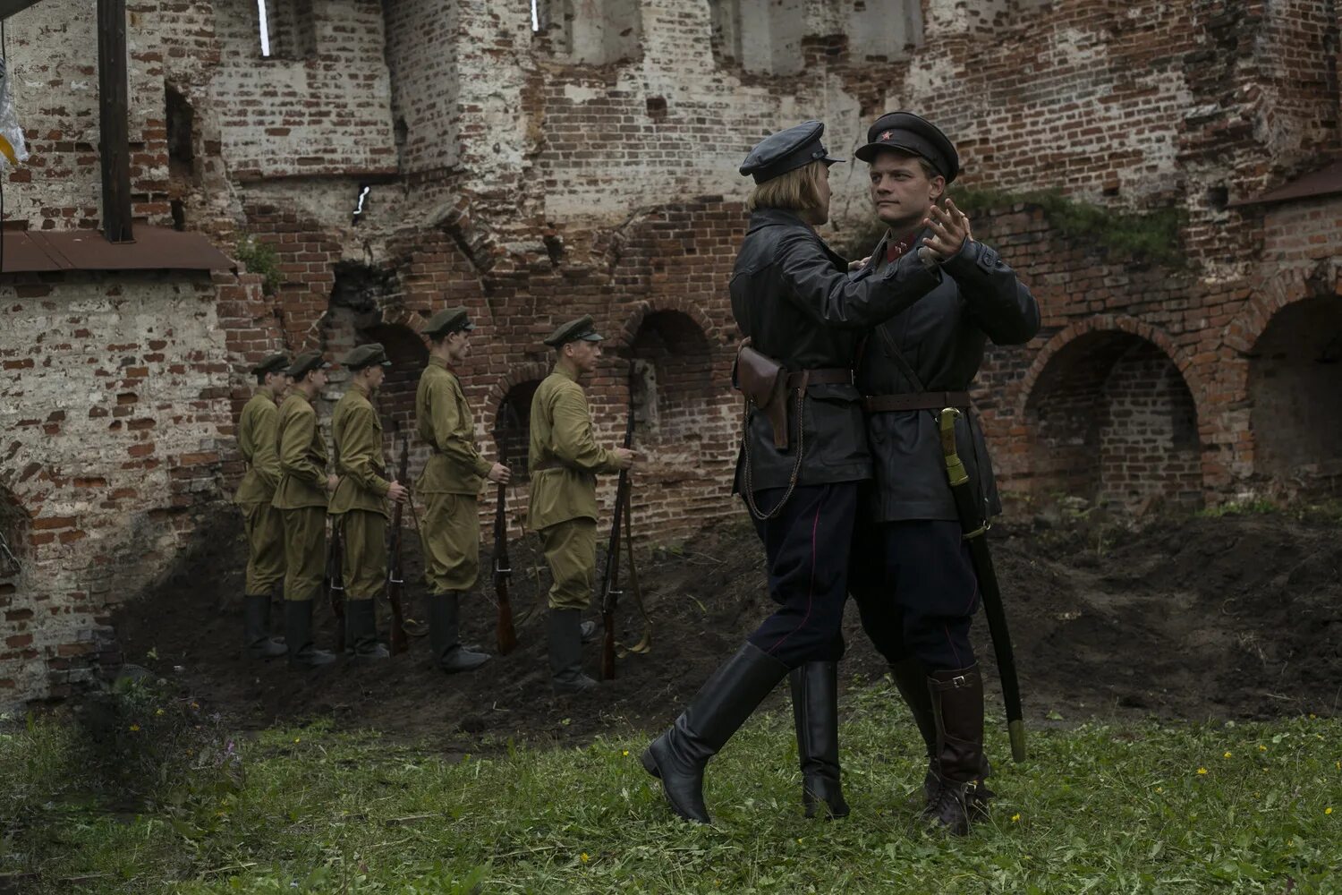 луна сквозь облака. тропинка к храму. православная тематика. застланный облаками путь к обители чиван. сергей безруков сериал 2021.
