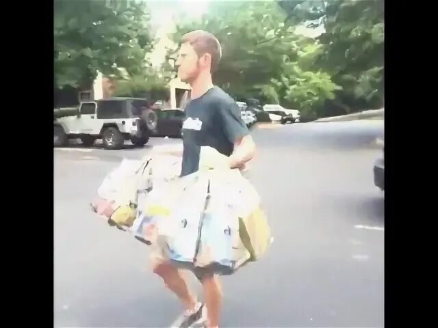 Ходит с вибратором по магазинам. Магазин с голыми продавцами. Магазин приколов. Девочка с тележкой. Ходить в магазин.