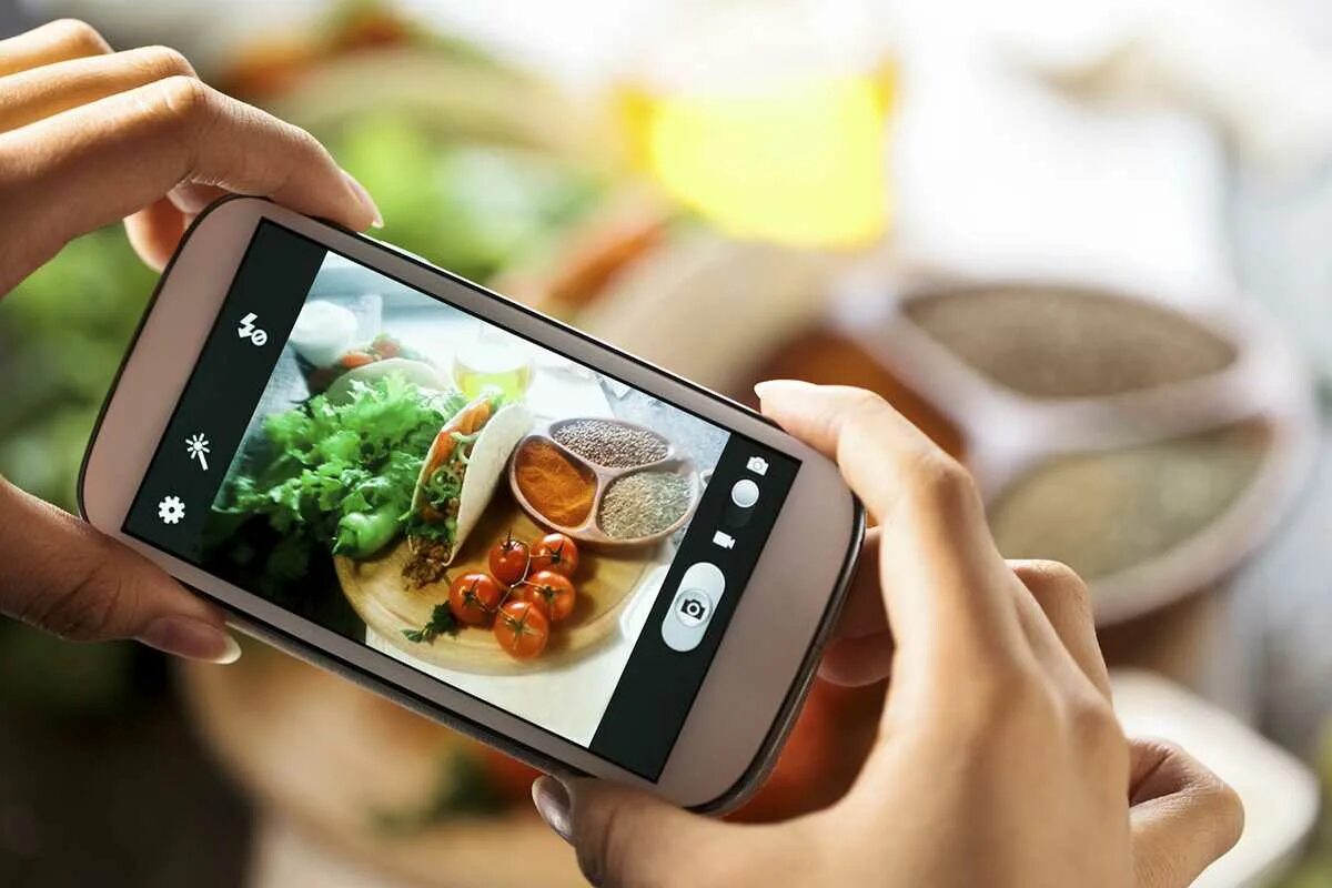 Мобильный телефон в жизни человека. Фотографирование на смартфон. Еда смартфон. Фотографирование еды. Фотографирует на телефон.