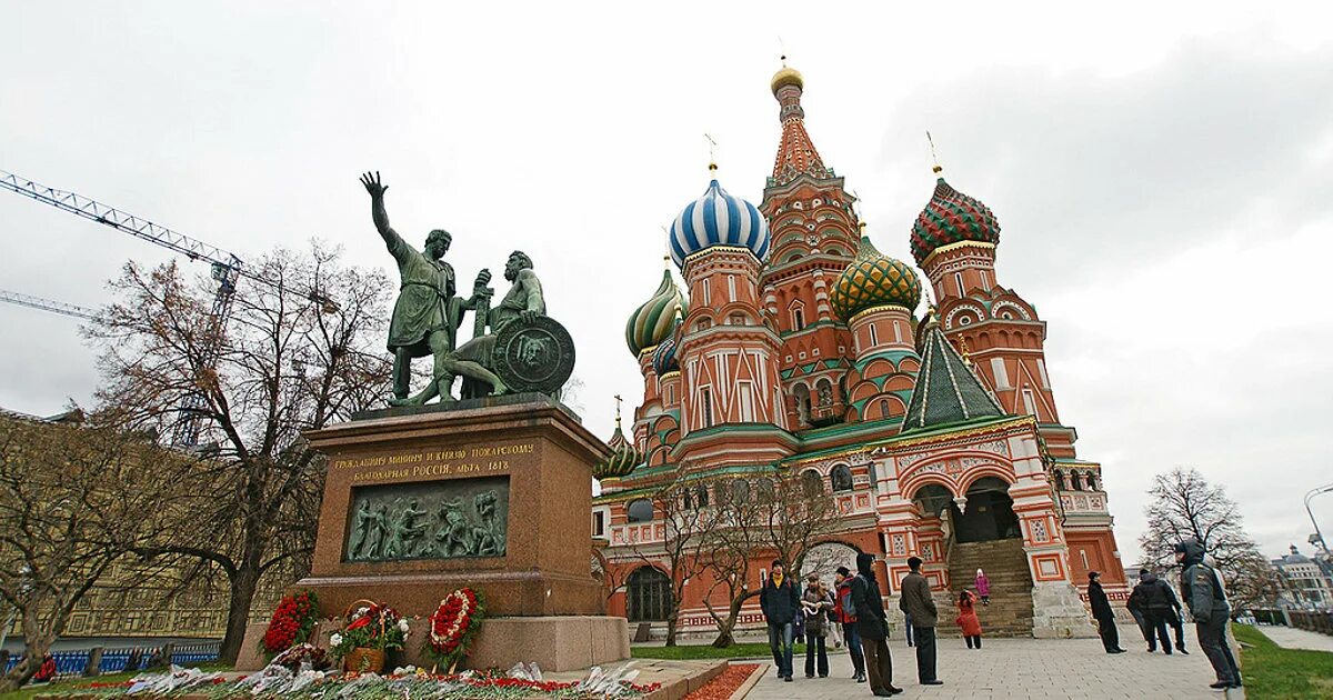 Д пам. Памятник Минину и Пожарскому на красной площади. Минин и Пожарский памятник в Москве. Минин и Пожарский памятник на красной площади. Памятник Минину и Пожарскому в Москве скульптор.