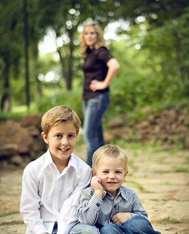 Фотосессия с сыном. Фотосессия мать и сын. Семейная фотосессия с сыновьями. Фотосессия с двумя сыновьями.
