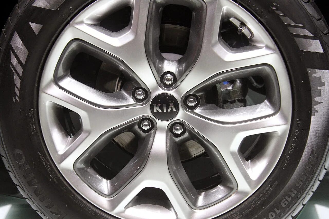 Соренто на дисках от Санта Фе. Киа Соренто с 18 оригинальными колесами. Киа Соренто 2 диски от Хендай Санта Фе. Размер резины Соренто 2014. Санта фе размер резины