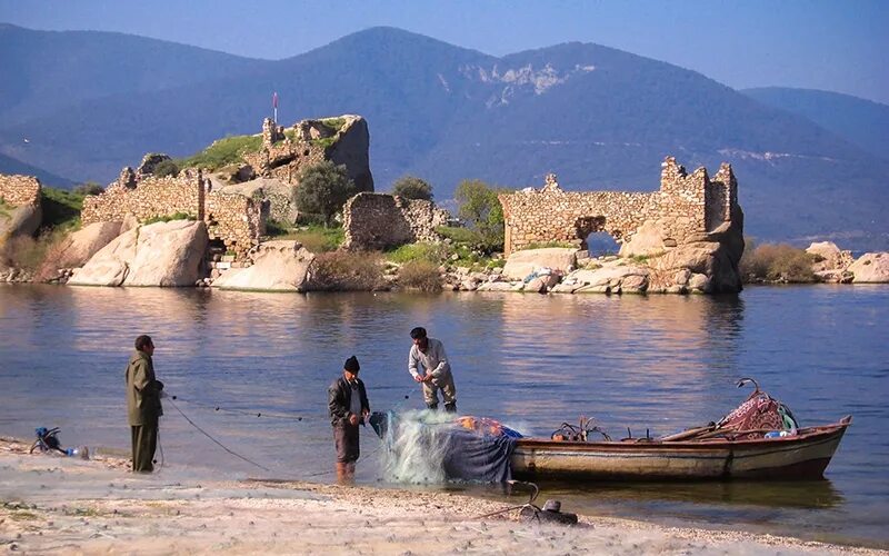 Замок юг англии. Озера бафа (bafa gölü). Озеро бафа турция фото. Город бафа. Bafa lake турция.