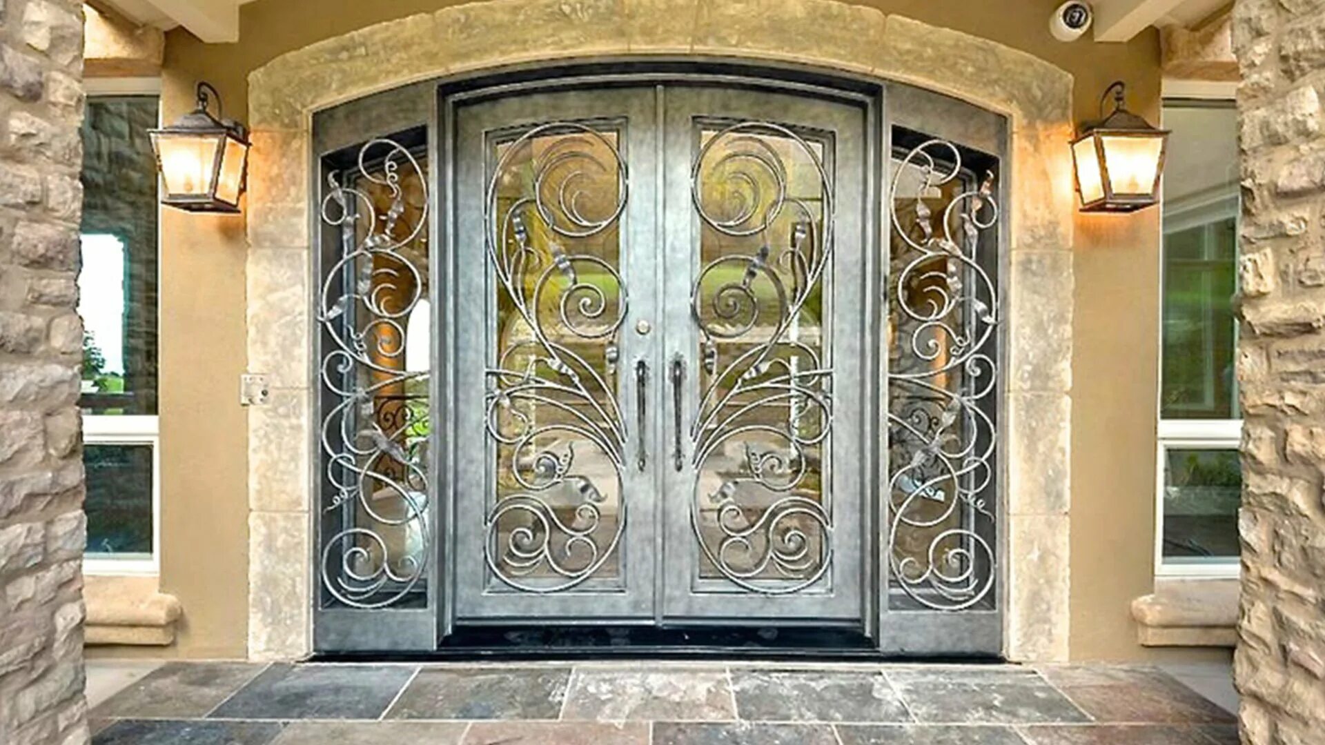 Входная дверь в дом со стеклом ковка. Входная дверь с кованой решёткой "Monolith-Nord". Дверь Пегас ковка входная. Кованые двери входные. Кованые двери со стеклом.