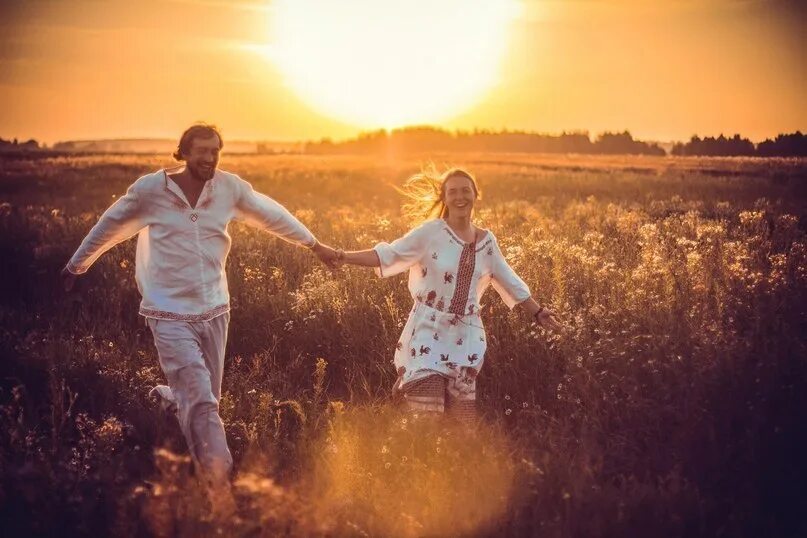 Счастливый мужчина песня. Мужчина и женщина славяне. Славянская семья в поле. Парень и девушка славяне. Счастливые славяне.