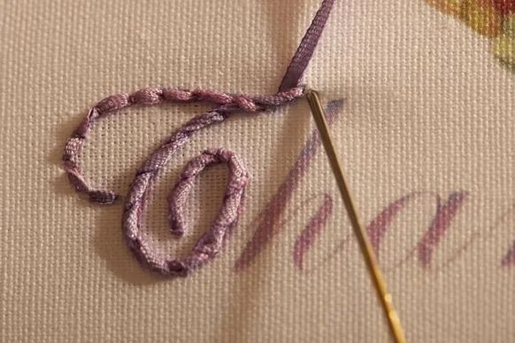 вышивка вручную на ткани. шов для вышивки надписей. вышить буквы на ткани вручную. простые стежки для вышивания. вышить буквы на ткани вручную.
