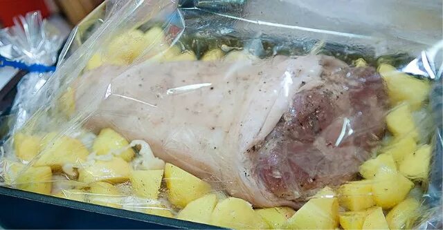 Как вкусно замариновать картошку для запекания. Курица с картошкой в рукаве для запекания в духовке. курица с картошкой в духовке в рукаве. картофель с курицей в духовке в рукаве. курица с картошкой в пакете для запекания.