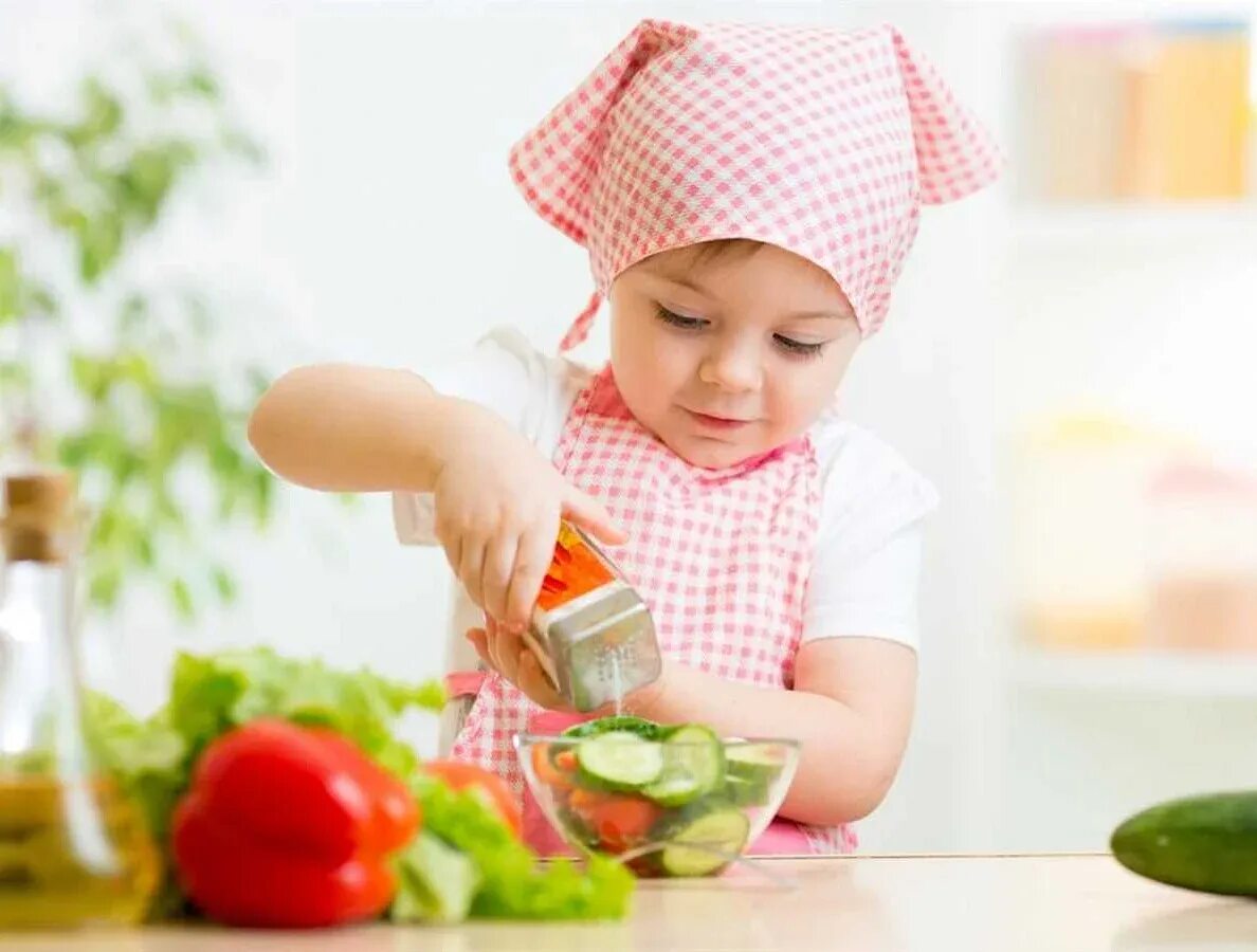 Блюда с солью. Солить еду. Соль в пищу для детей. Соль в питании детей. Соль для готовки еды.