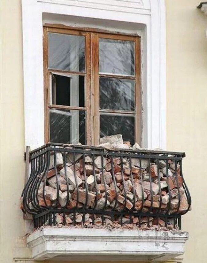 Необычные балконы. Прикольный балкон. Русский балкон. Странные балконы.