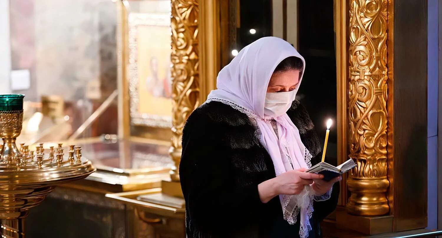 Время идти в храм. Ходить в храм. идем в храм. работать в храме. беременная девушка в церкви.