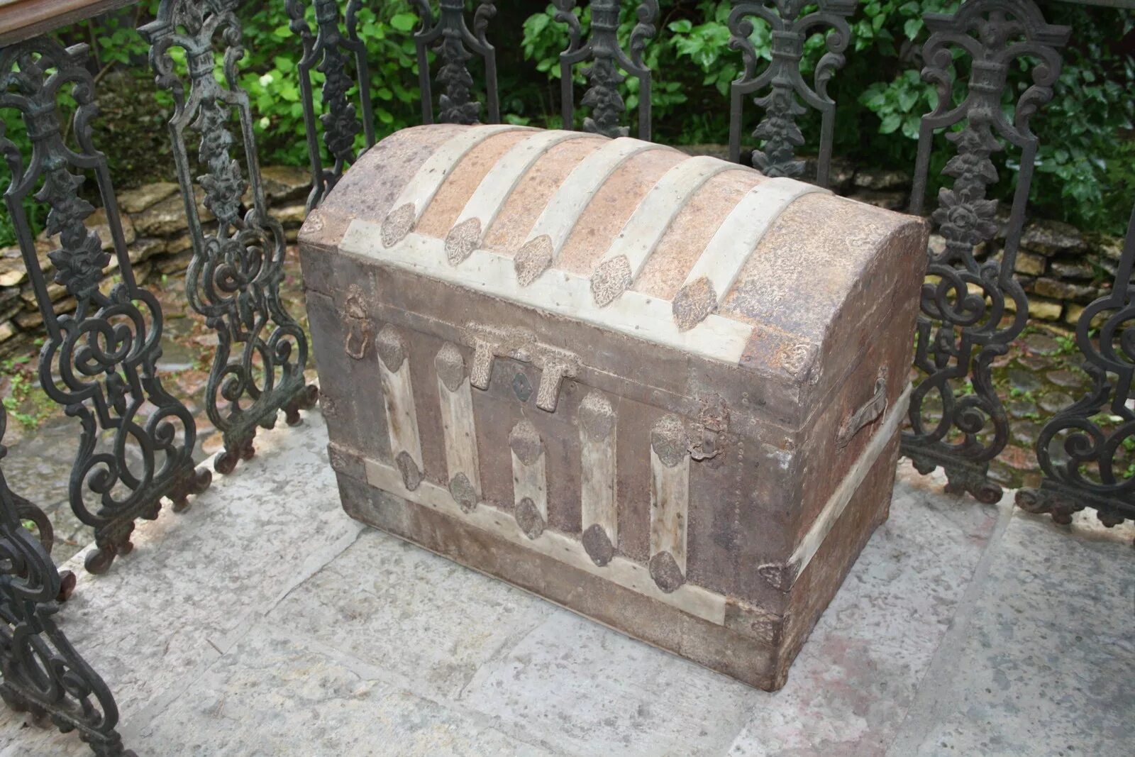 сундук кованый старинный. сундук деревянный обитый железом. летопись города. обитая железом. немецкий ящик обитый жестью с двумя заклепками.