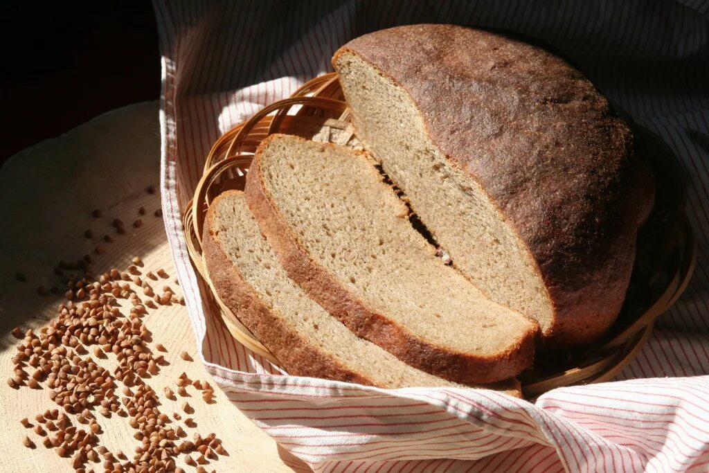Пшенично гречневый хлеб. Гречневый хлеб. Хлеб из гречневой муки. Хлеб из гречихи. Душистый хлеб.