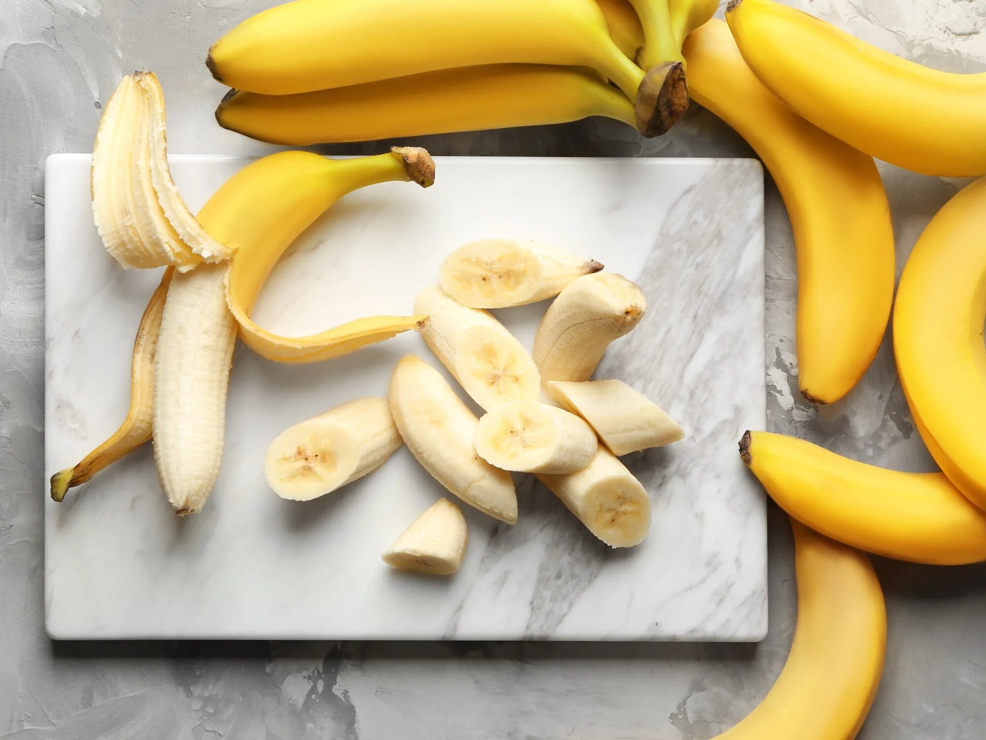 Видео где банан. Банан. Банан сверху. Банан нарезанный. Кусочки банана.