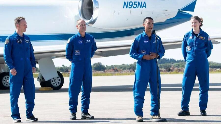 Летающий экипаж. Летающий экипаж. Наталья бардо улетный экипаж. Улётный экипаж 2 сериал. Юлия пересильд в космос для съемок на мкс.