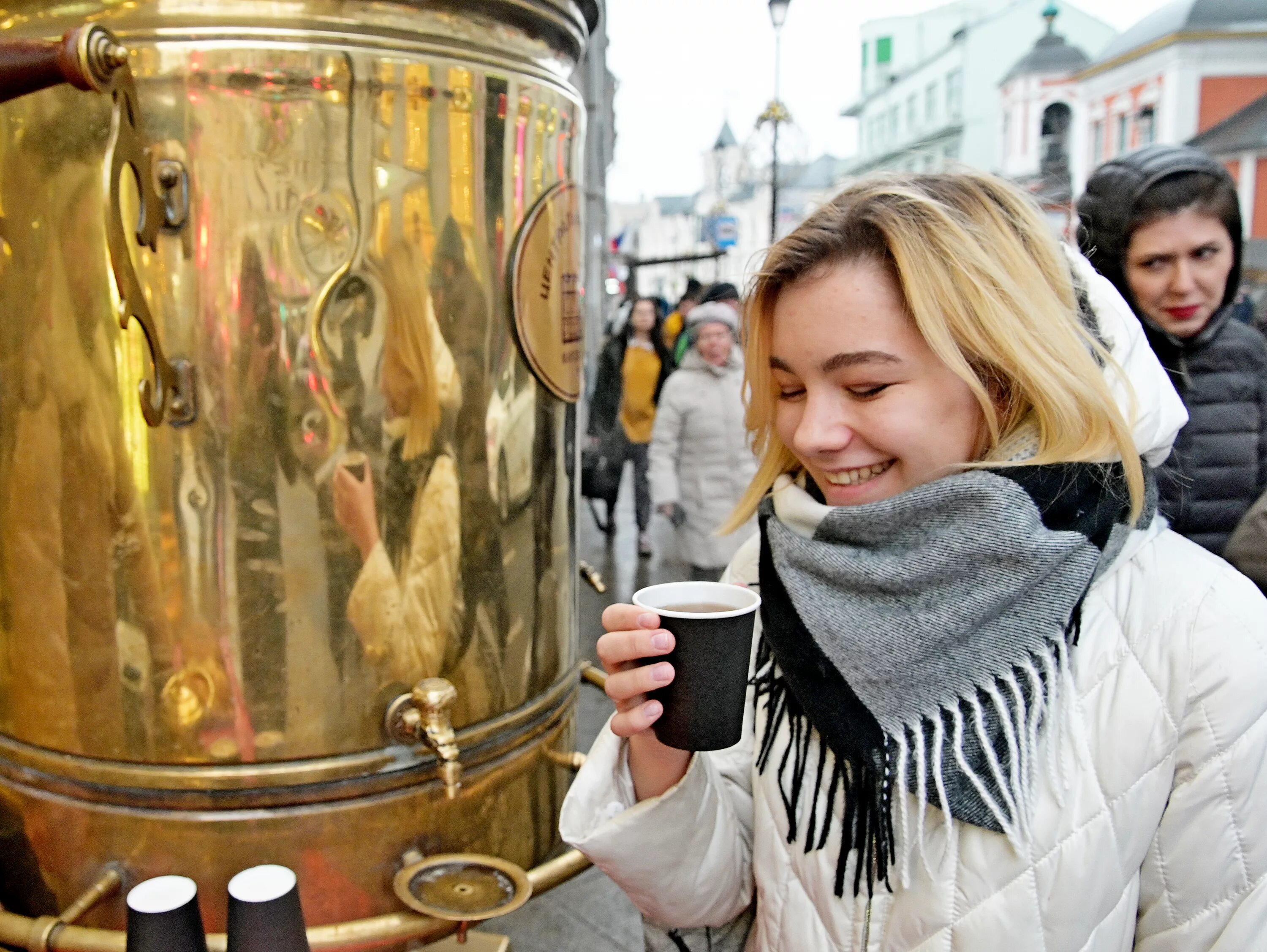 Метеочувствительных людей сегодня москва. Чай вечерняя Москва. Люди пьют чай в центре Москвы прямо на улице. Вечерняя Москва Макария.