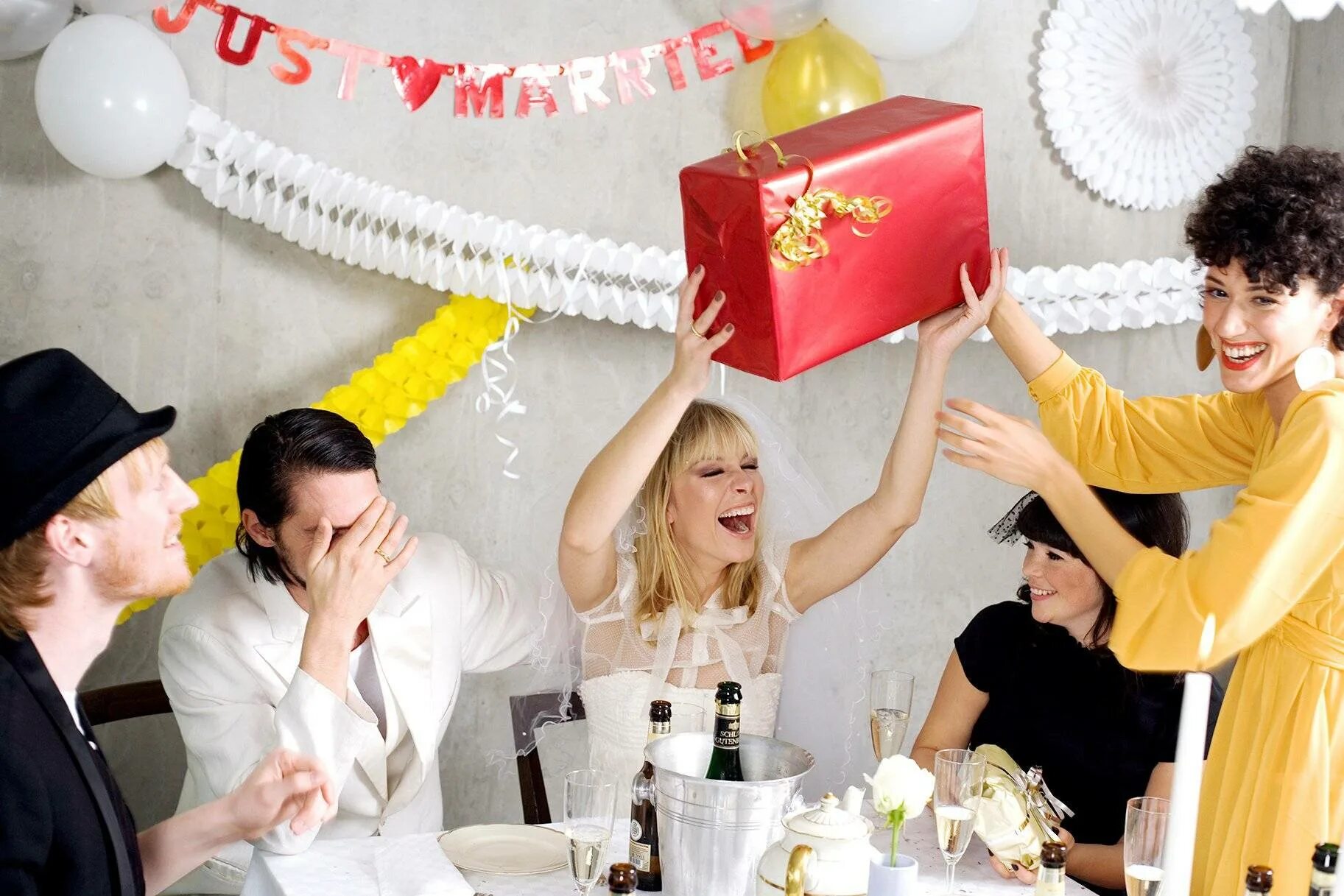 Креативные подарки на день рождения. Подарок учителю. Устроить сюрприз на день рождения. Вручение подарков на свадьбе. Как удивить одноклассников.