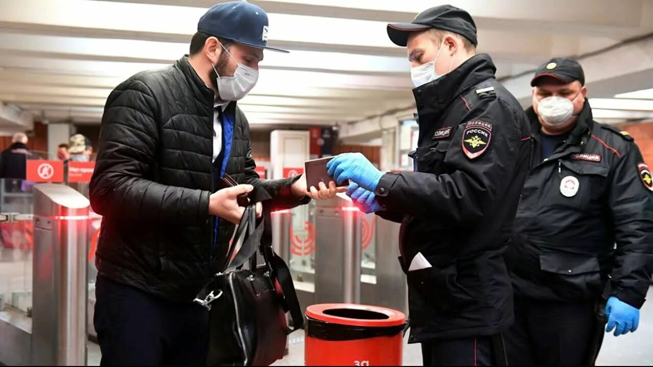 Полиция в метро. Полицейский в метро. Полиция в масках в метро. Полиция в метро Москва. Москва проверяют телефоны