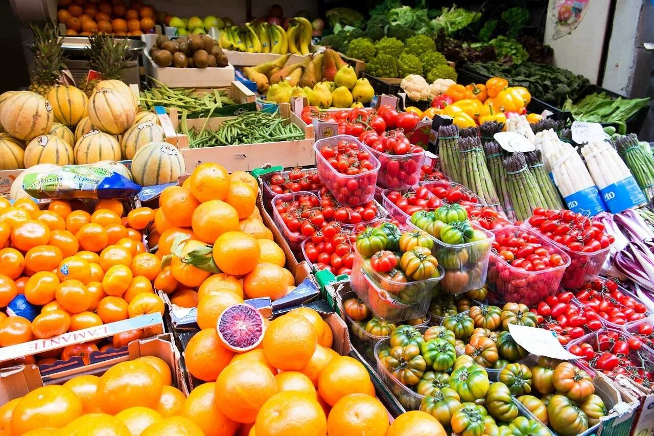 Овощи на рынке. Прилавок с овощами и фруктами. Овощи и фрукты на рынке. Фруктовый рынок.