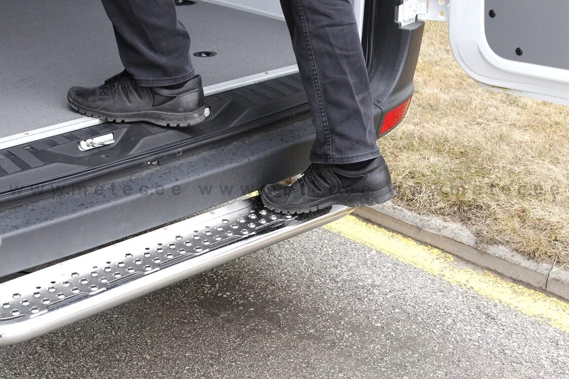 Задний порог двери спринтер 906. Задняя подножка спринтер 906. Ступенька спринтер. Боковой порог фольксваген крафтер. Подножка сзади спринтер 906.