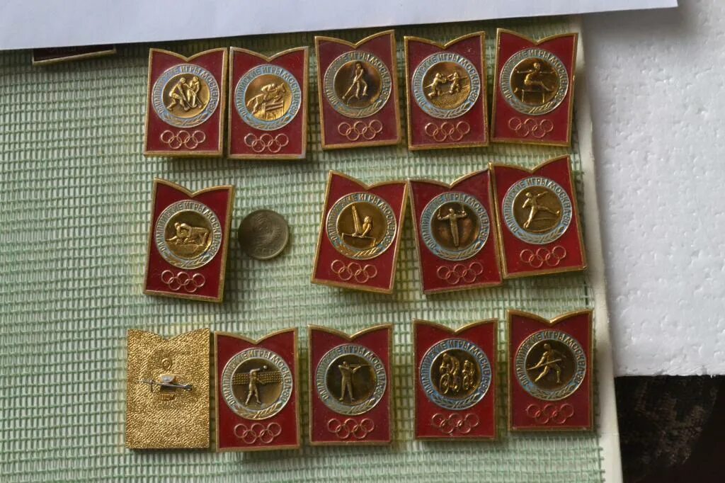 Полные коллекции значков олимпиады 80. Аукцион значков мешок