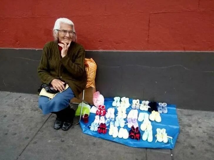 Бабушки продают на улицах. Бабушка продает носки. Бабушка в метро. Пенсионерка. Бабушки от виден