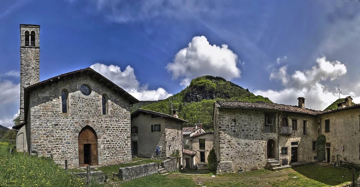 Medieval village. Средневековая деревня Сермонета, Италия.. Средневековая деревня Косместон. Кучевая Средневековая деревня. Средневековые ПДЕРЕВНЯ.