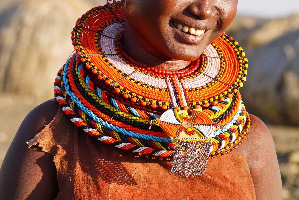 Племя Масаи украшения. Ндебеле (народ в ЮАР). Африканское племя Масаи. Масаи ожерелье. Этнические установки