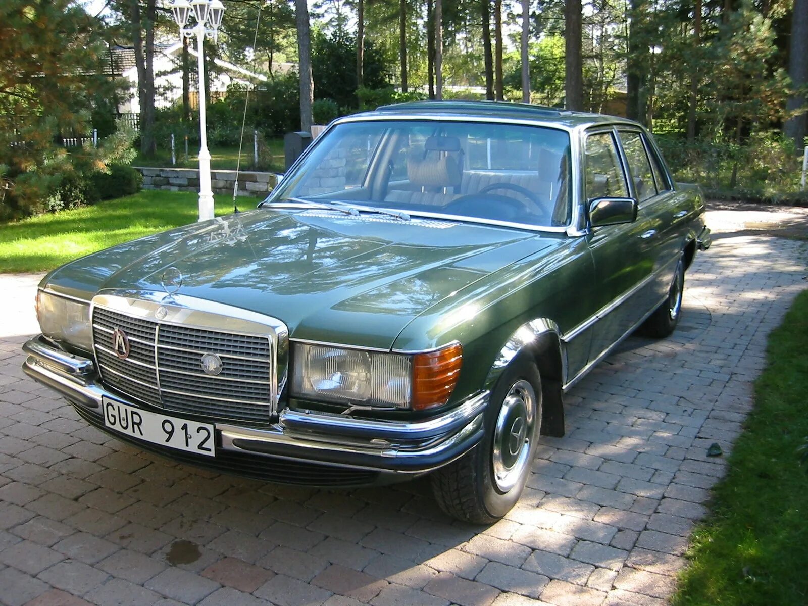 Мерседес 1 поколение. Мерседес Бенц w116. Мерседес w116 280s. Mercedes Benz 1975. Мерседес Бенц 123 кузов.