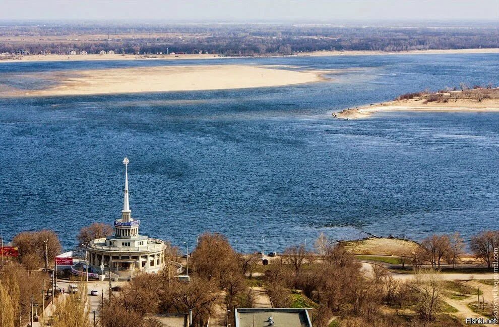 Волгоградское водохранилище дубовка. Волгоград река волга пляж. Берег реки волги волгоград. Камышин берег волги. Берег волги волгоград.