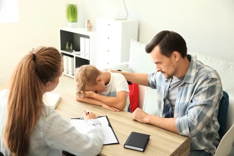 Родители в школе. Буллинг родители. Родители и дети в школе. Психолог и ребенок.