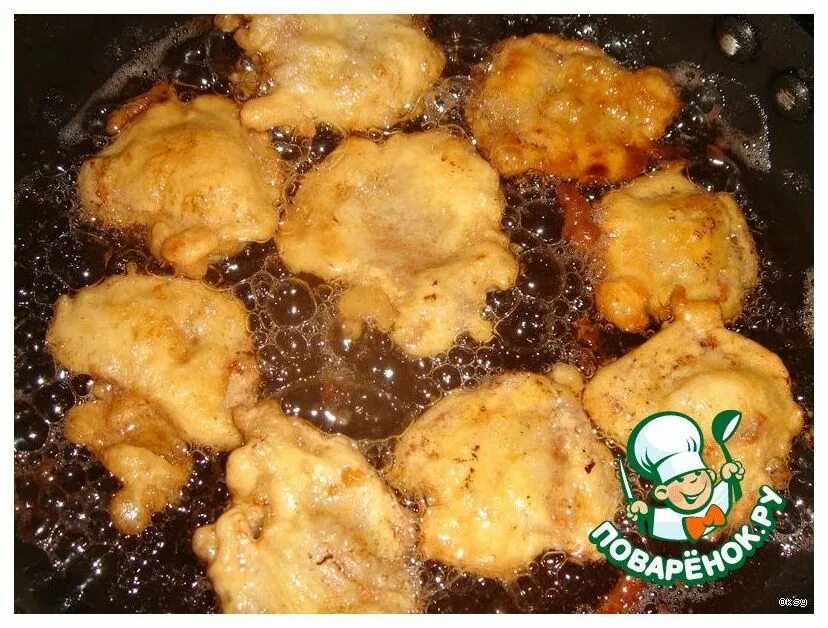 Кляр для жарки отбивных. Мясо в кляре на сковороде. свинина в кляре. кусочки мяса в кляре на сковороде. жареное мясо в кляре.