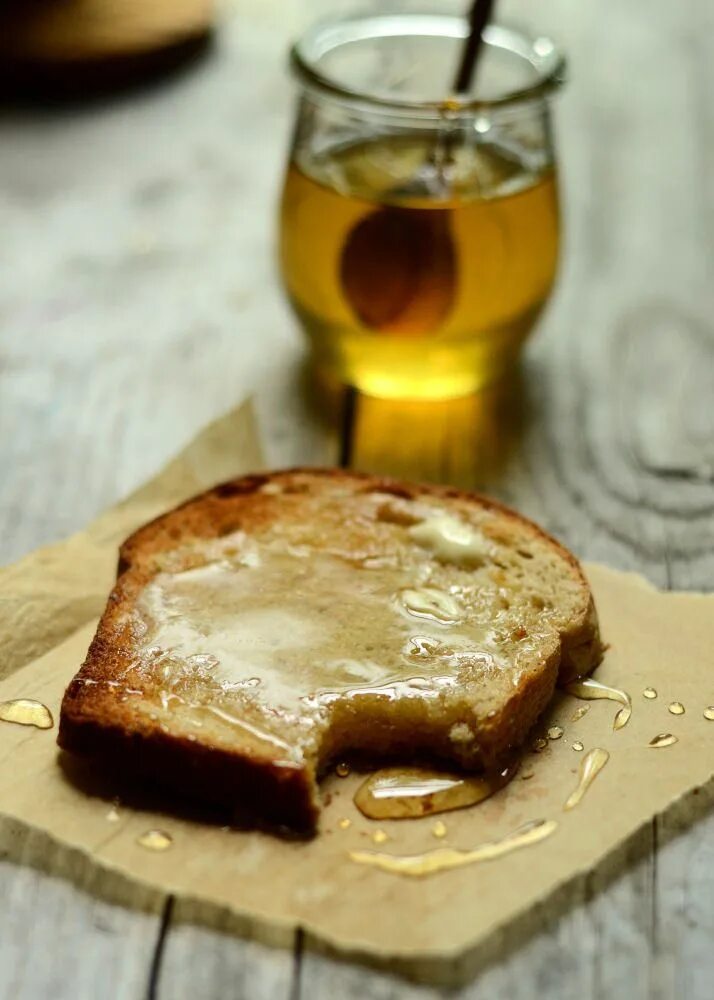 Honey toast. Бутерброд с маслом и медом. Хлеб с медом. Хлеб с маслом и медом. Завтрак с медом.