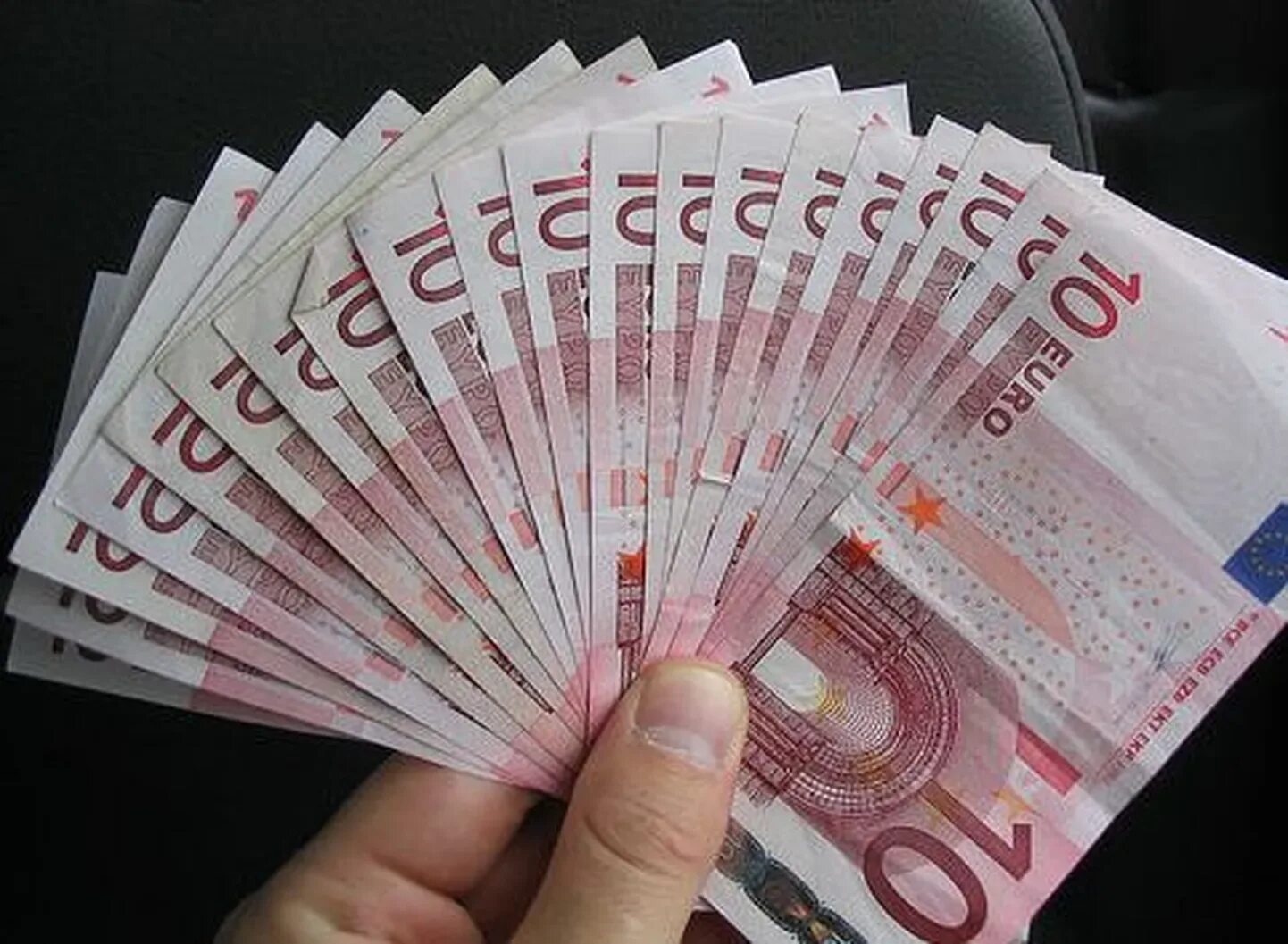 1400000 евро в рублях. Евро. Купюра евро в руке. 1400000 евро в рублях. Паллет долларов.