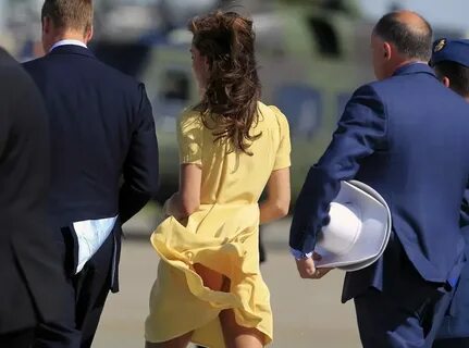 Луна подняла юбку