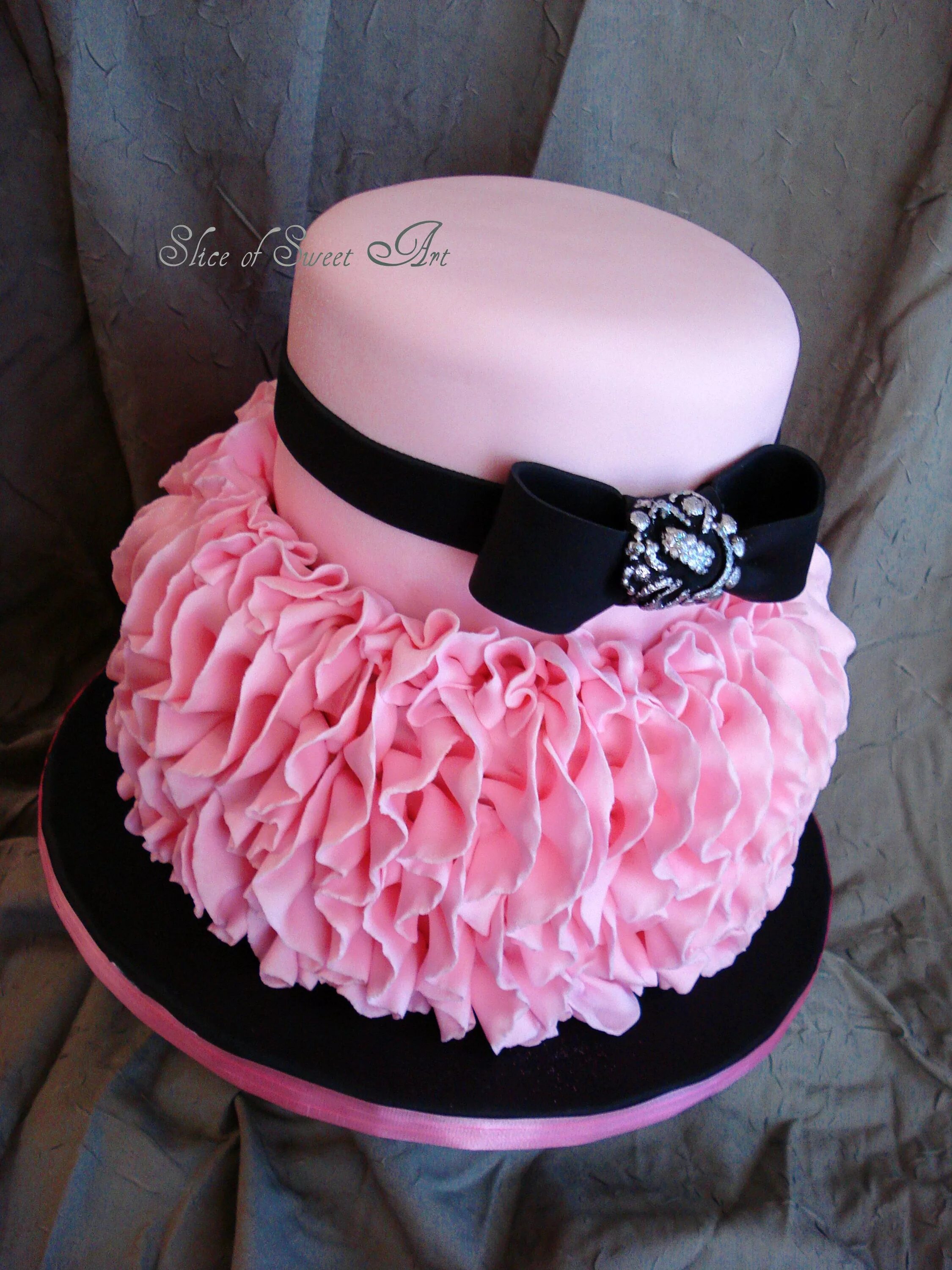 Торт черно розовый. Торт черный с розовым для девочки. Черно розовый торт для девочки. Темно розовый торт. Черно розовый торт