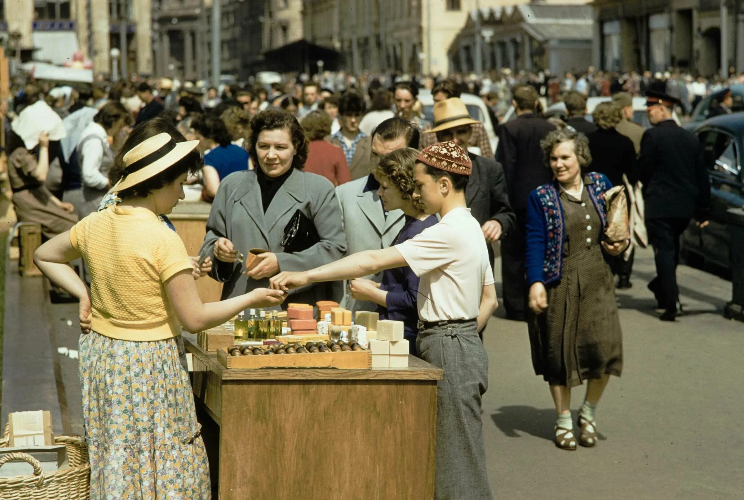 Реалии советской эпохи. 1959. Харрисон Форман в Москве. Фотографии Харрисона Формана 1959 год. Харрисон Форман в Москве 1959 года. Москва ГУМ 1950 Харрисон Форман.