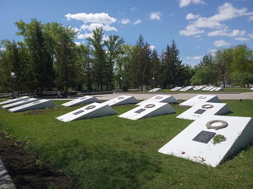 Парк памяти Гагарина Белгород. Мемориал парк Гагарина Белгород. Белгород парк памяти мемориал. Памятник в парке Гагарина Белгород. Парк памяти белгород где находится