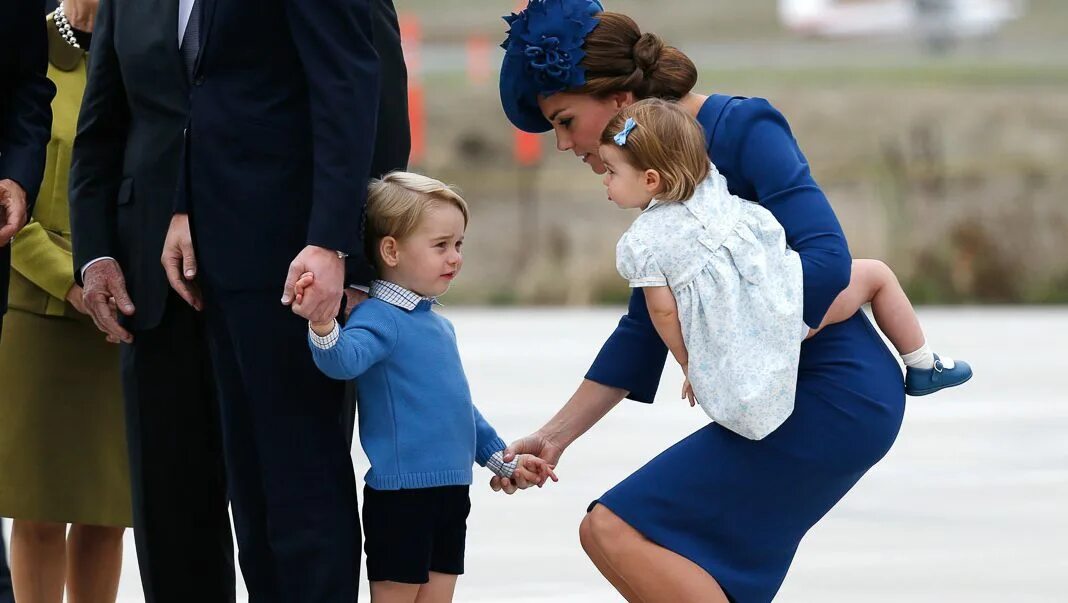 Кейт миддлтон фотошоп с детьми. Герцог Кембриджский Уильям дети. Принц Джордж Кембриджский. Кейт Миддлтон с детьми. Герцог Кембриджский Уильям и Кейт Миддлтон с детьми.