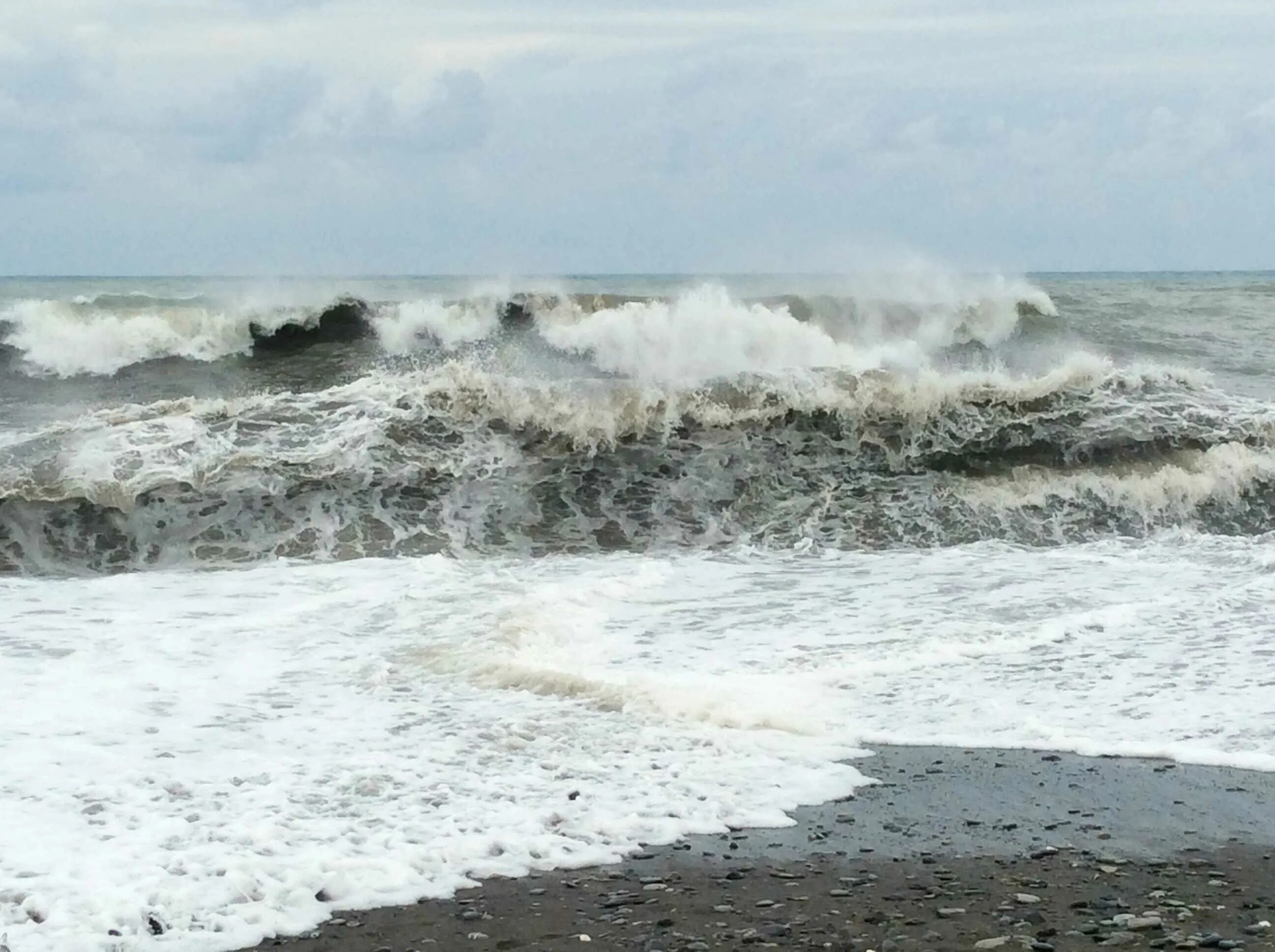Пляж после шторма. Море шторм Сочи. Шторм в Сочи на море пляж. Шторм на пляже. Бушующее море Сочи.