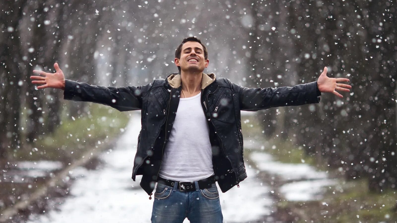 Счастливый мужчина. Люди бегут под дождем. Мужчина счастлив один. Человек бежит в дождь. Выпал снег ребята