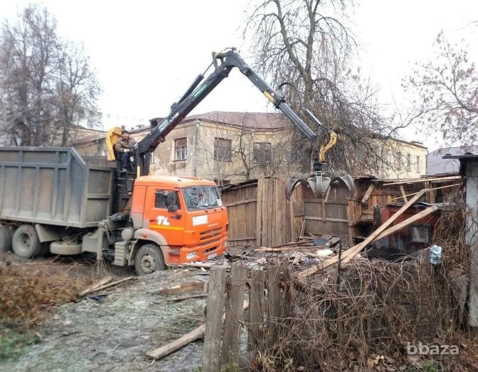 Демонтаж вывоз строений. Демонтаж ломовоз. слом домов ломовозом. ломовоз с манипулятором.