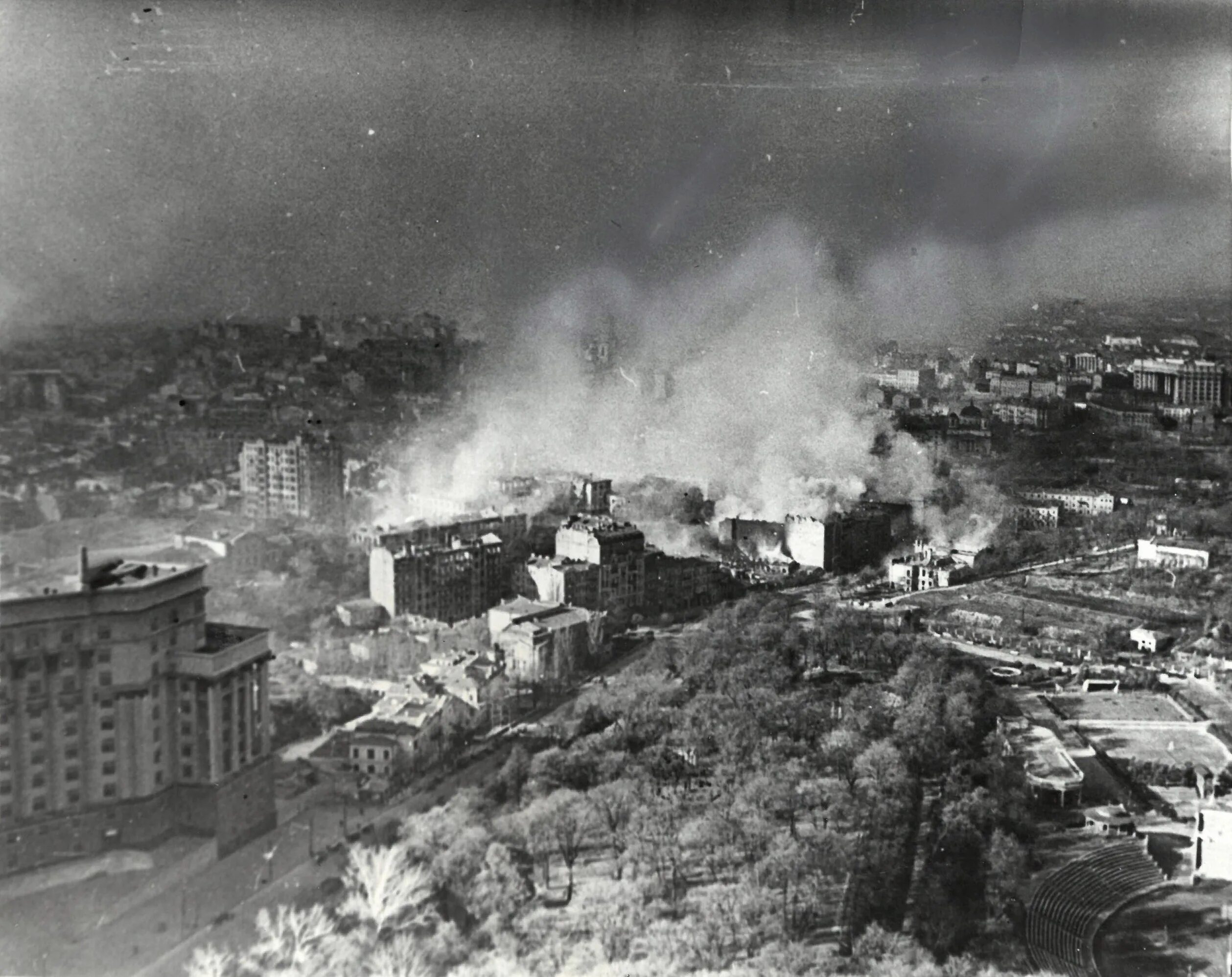 22 июня бомбежка. Бомбардировка Киева 1941. Бомбардировка Киева 22 июня 1941. 1941 — Оборона Киева. Голосеевский лес.