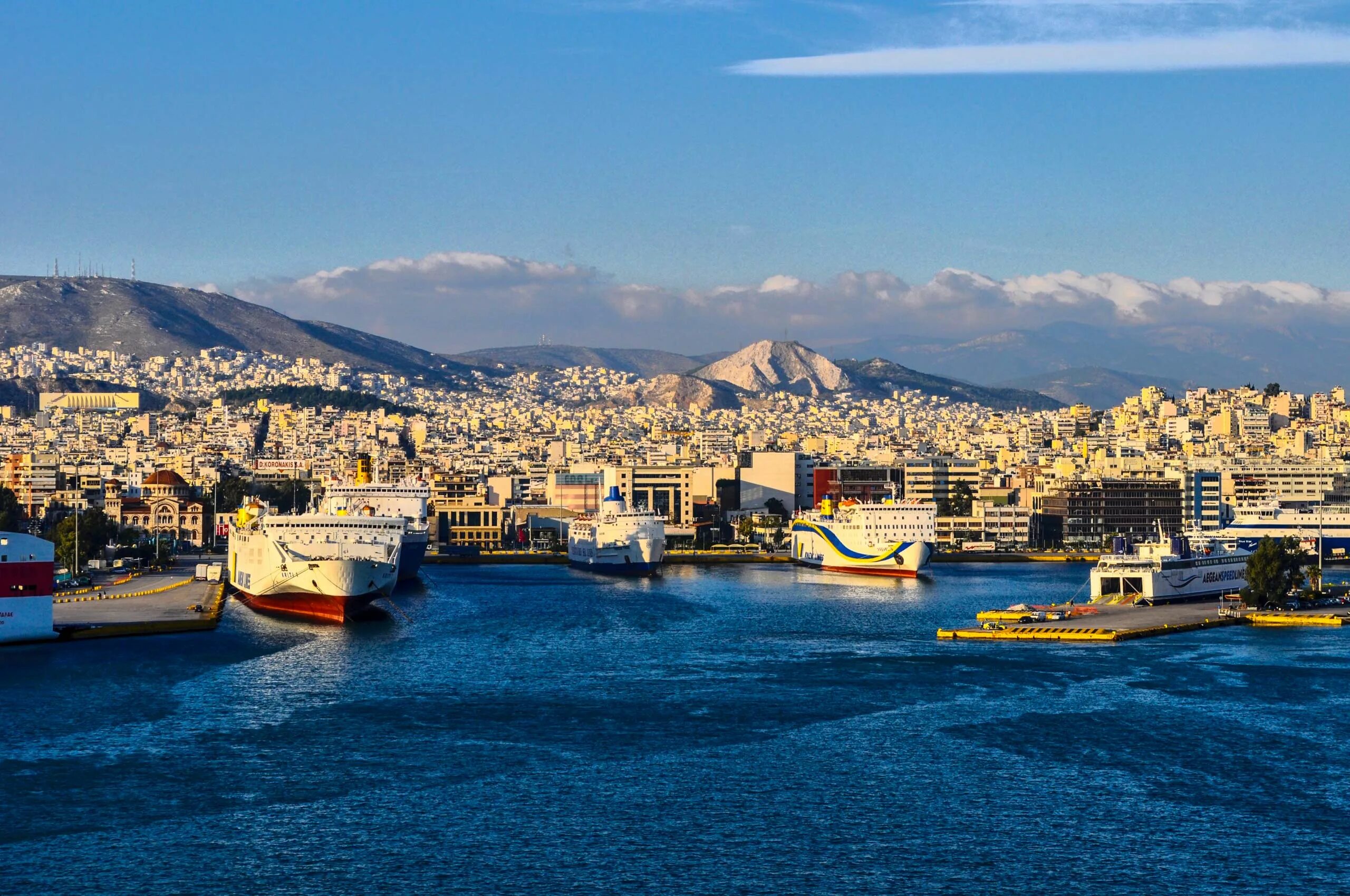 Порт пирей страна. Порт Пирей Греция. Piraeus Греция порт. Пирей Афины Греция. Греция Пирей набережная.