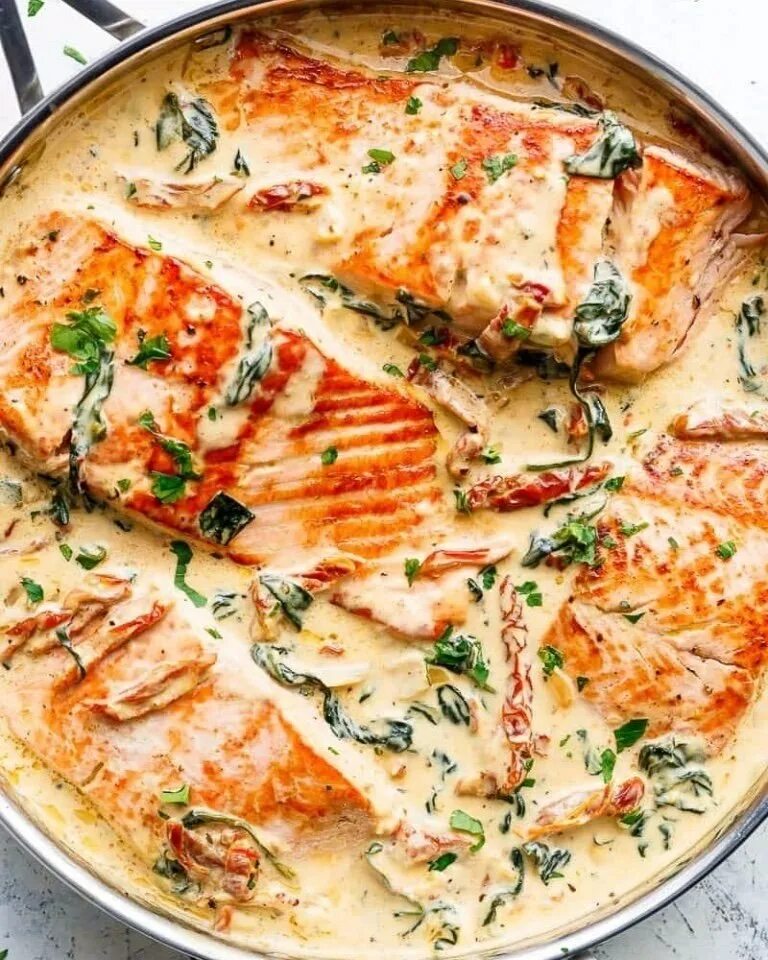 Рыба на ужин рецепты. Лосось блюдо. Рыба с овощами на сковороде. Вкусный ужин с рыбой. Лосось в сливочном соусе с овощами.