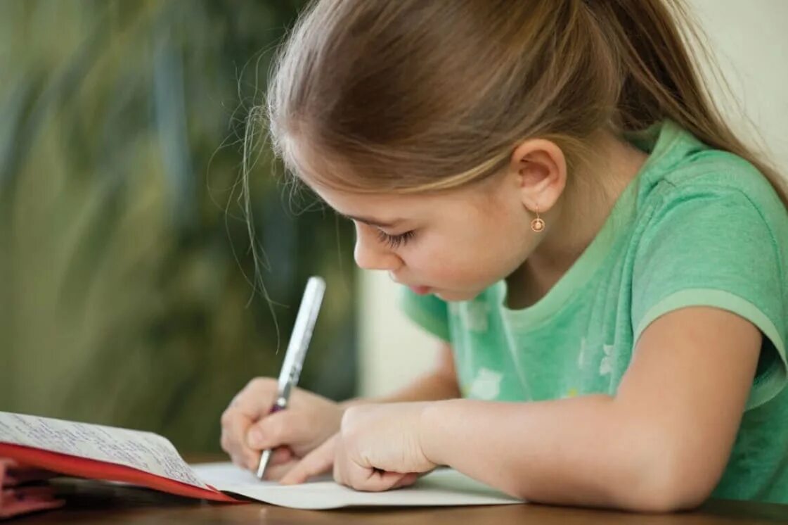 Как самому делать уроки. Ребенок пишет. Девочка учит уроки. Ручка для девочек. Девочка с ручкой в руке.